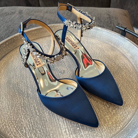 Badgley Mischka Esmeralda
Embellished Pointed Toe Royal Blue Silk pump h… - Picture 6 of 12